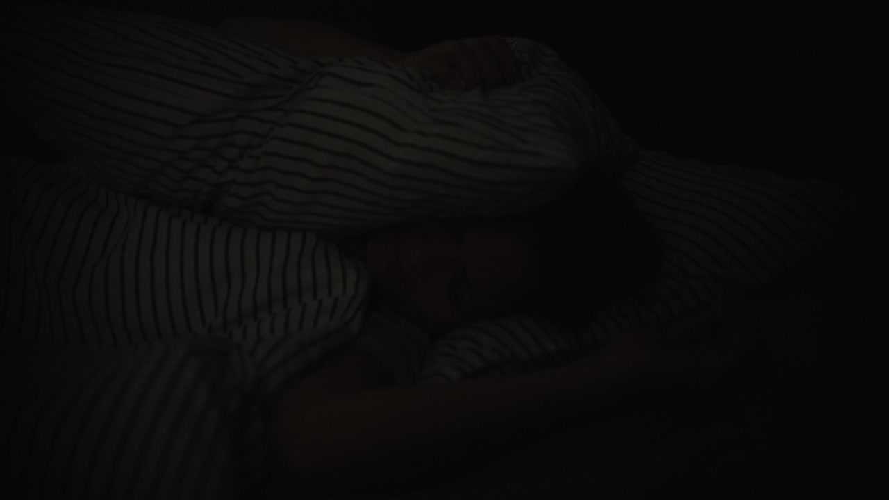 человек, спящий в постели ночью