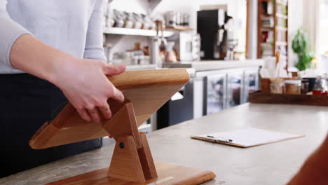 Customer-makes-payment-by-smartphone-at-coffee-shop-counter