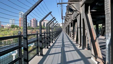 caminando por el puente de alto nivel de edmonton