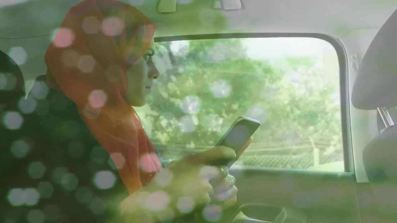 Animazione di donna asiatica con hijab che utilizza uno smartphone in auto su uno sfondo di punti bianchi