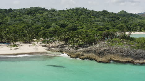 playa caribeña de playa rincón en cabo samana en república dominicana