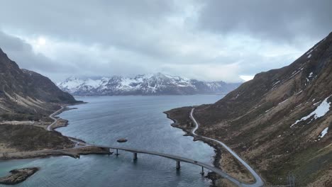 volando sobre los picos de las montañas lofoten reine con vistas al pintoresco océano azul invernal
