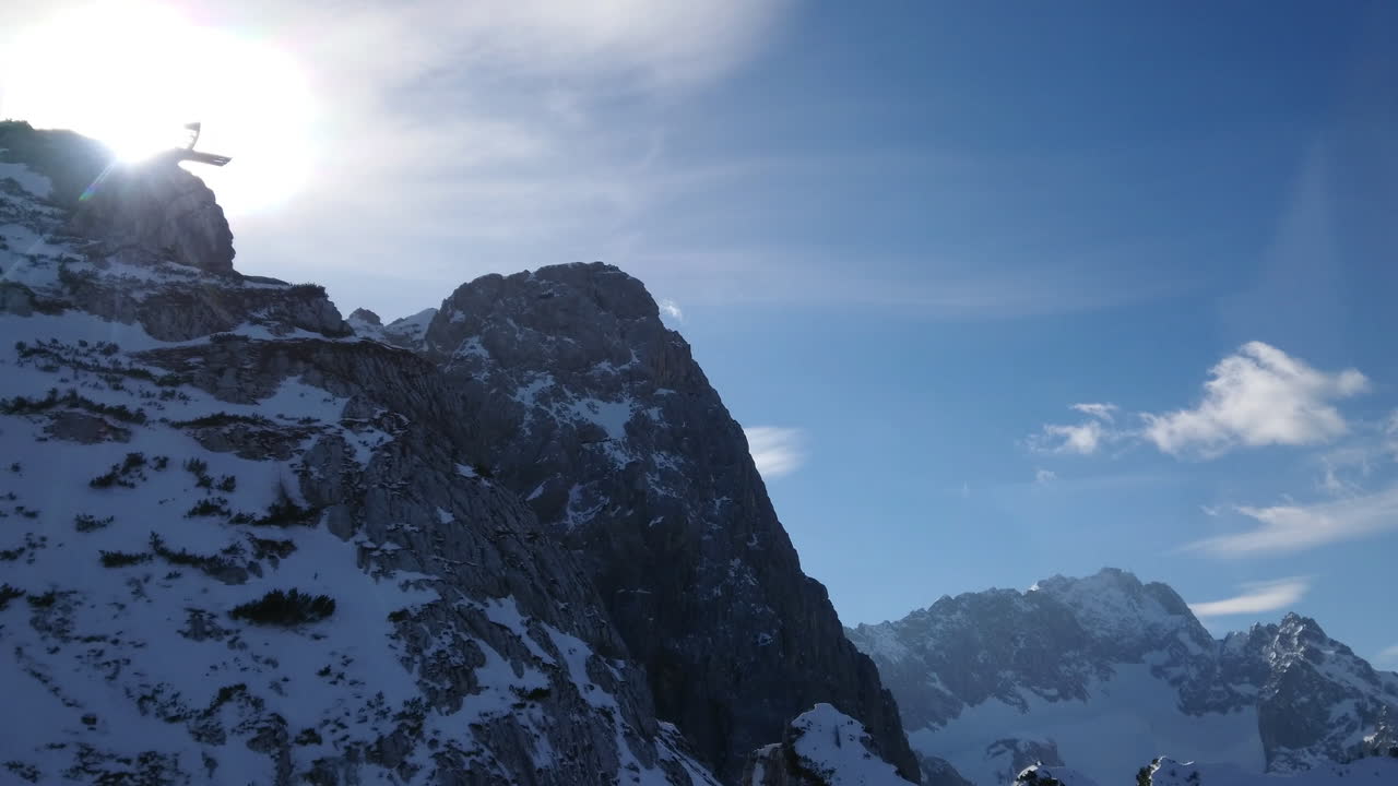 plataforma de observación alpspix en la estación de montaña alpspitzbahn en alemania vista desde el video 4k del teleférico