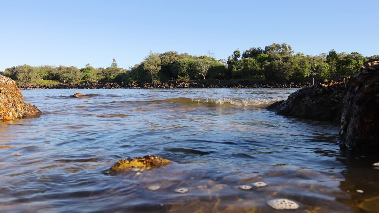 agua corriendo sobre las rocas en un entorno sereno