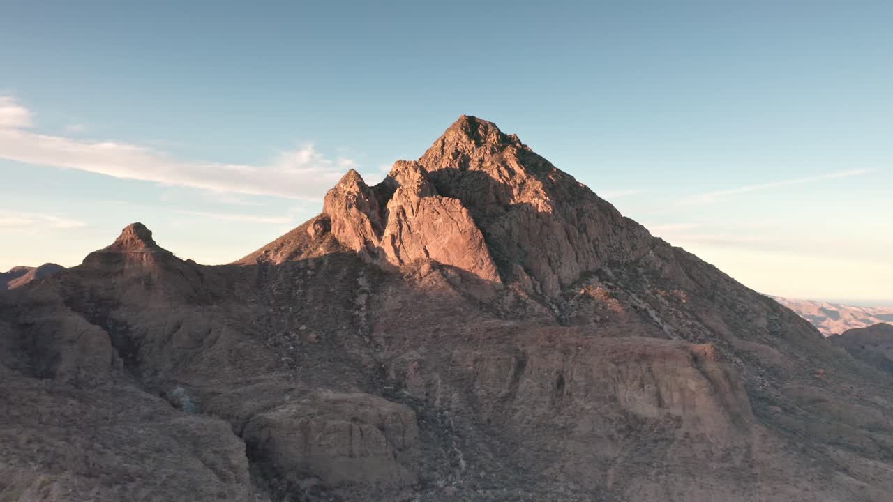 plataforma rodante aérea en el pico del paisaje montañoso en el día en baja, méxico