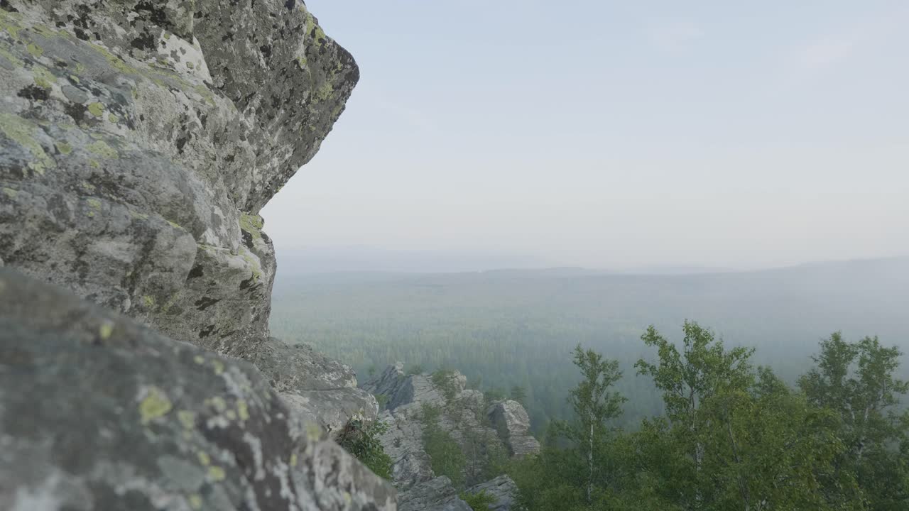 바위 절벽 에서 볼 수 있는 산