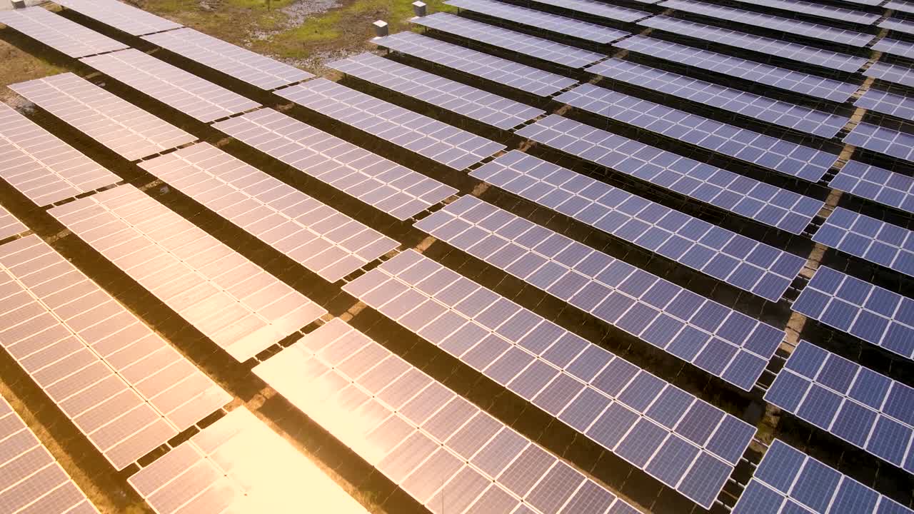 Riprese aeree di un nuovo impianto solare.