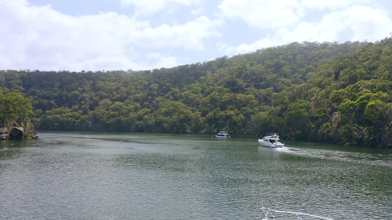 vista panorámica del río con yates