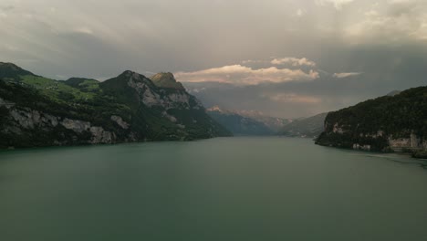 Herrliche-Landschaft-Aus-Der-Vogelperspektive-Voller-Berge,-Felsen-Und-Hügel-Mit-Auffallendem-Tiefem-Blau-Und-Grün-Des-Wassers,-Unglaubliche-Wolken,-Die-Wie-Nirgendwo-Zuvor-Zu-Sehen-Waren,-Erleuchtete-Göttliche-Präsenz,-Frieden