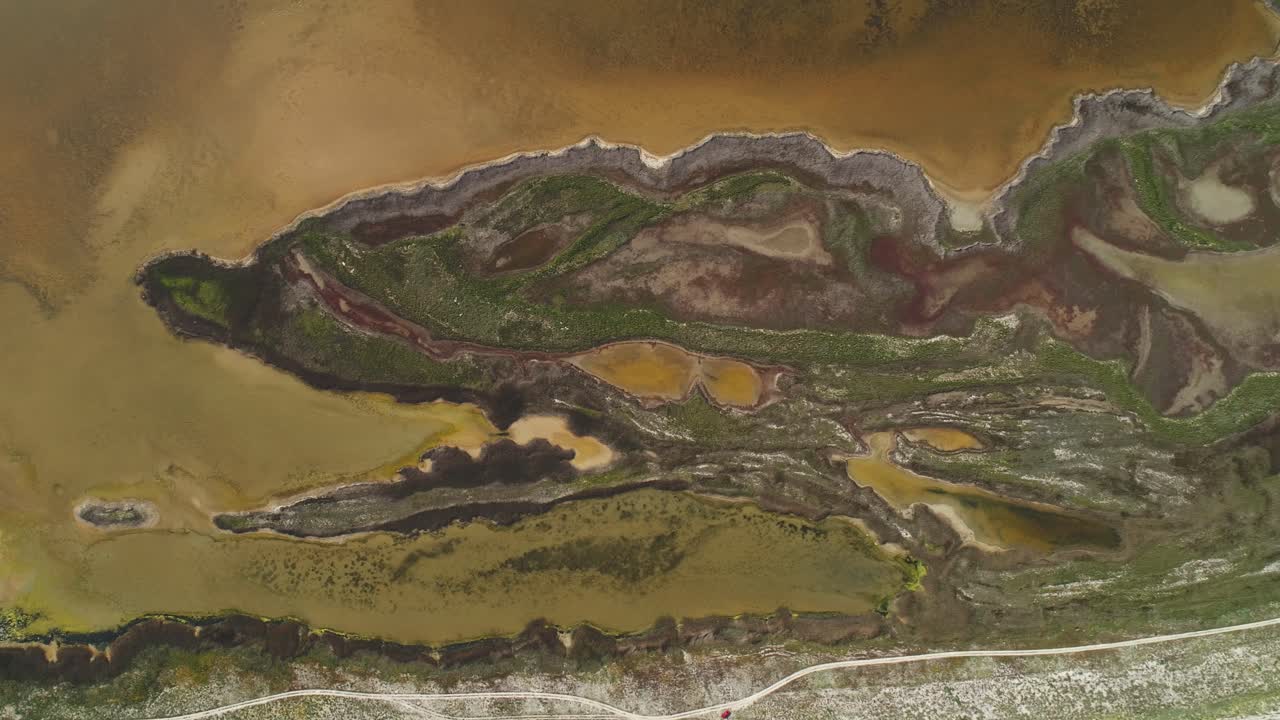 소금 호수 생태계 의 공중 사진