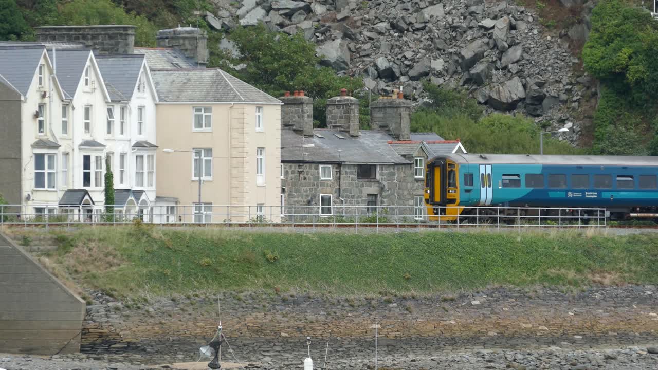 노스 웨일즈의 바머스 해변을 지나는 기차