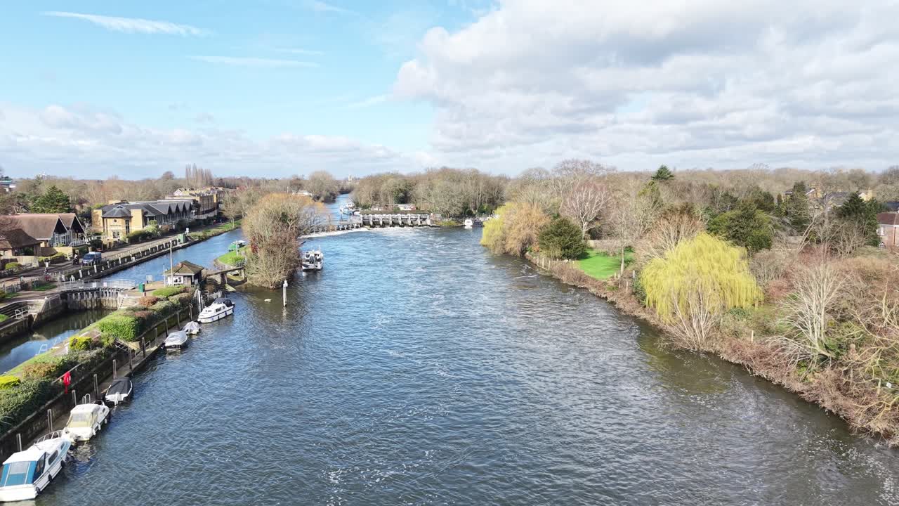 Molesey Lock og stemmeværk ved Themsen, Storbritannien, drone, luftfoto