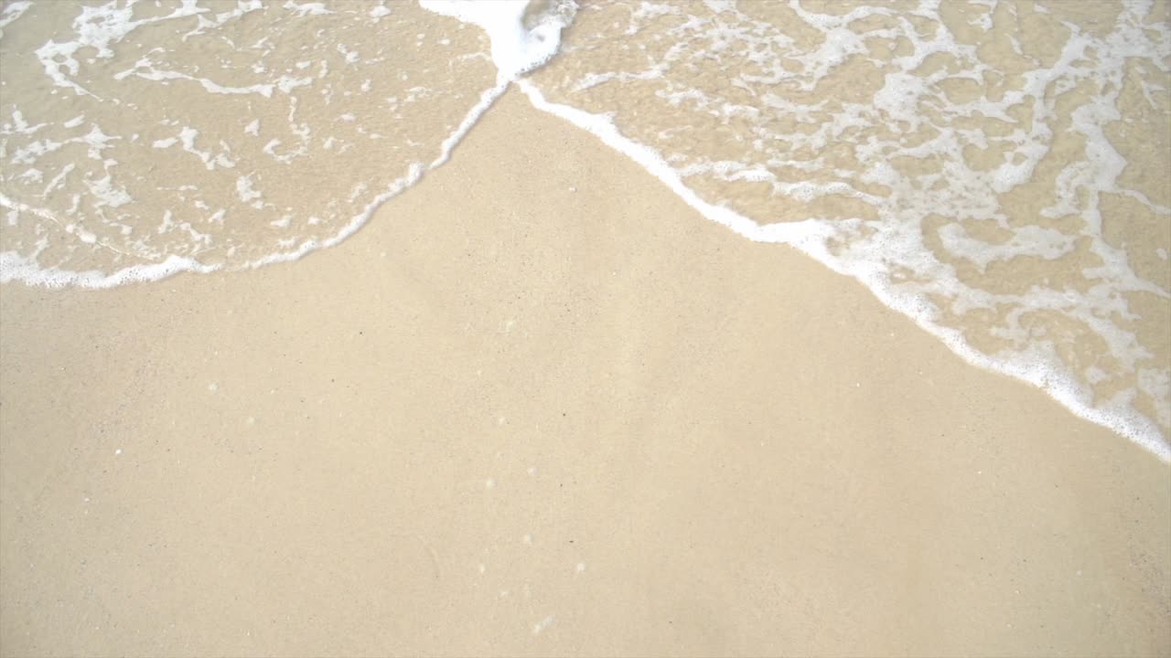 熱帯の白い砂のビーチで波が打ち破る上空の景色