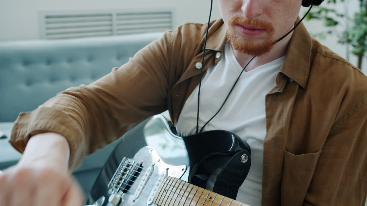 hombre tocando la guitarra eléctrica