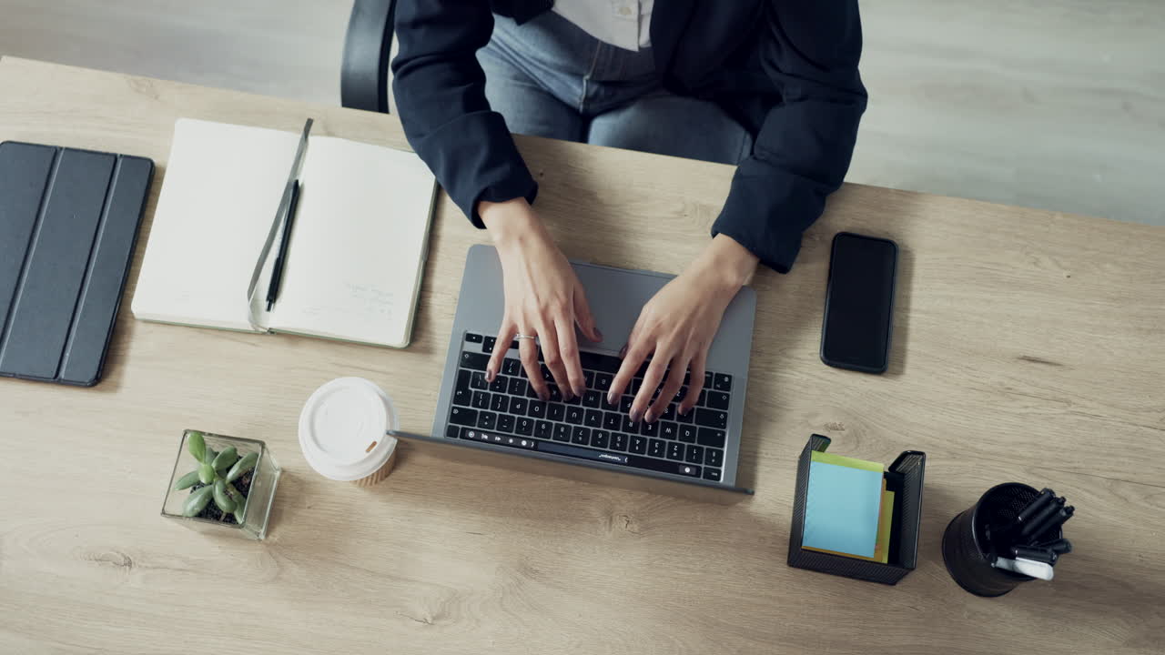 ręce, osoba powyżej i pisanie na laptopie