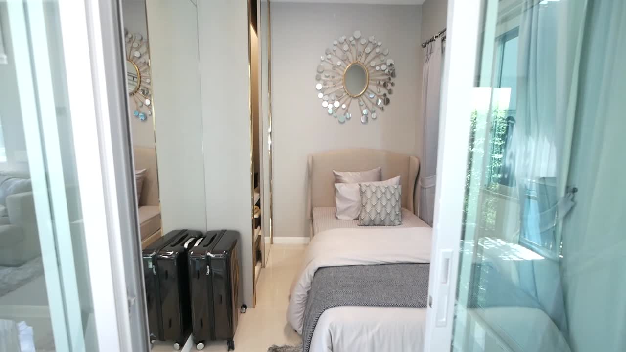 세련된 가구와 밝고 밝은 색상의 침실 장식