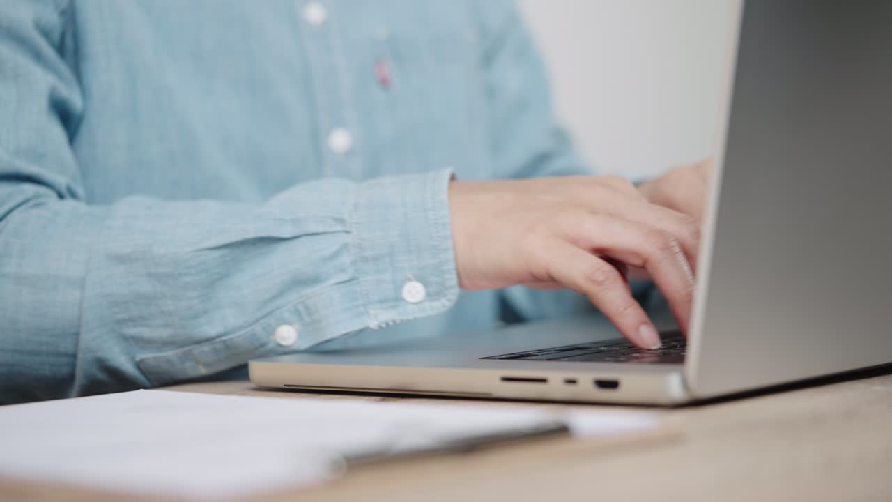 fotografía de cerca de las manos de una mujer de negocios escribiendo en el teclado de una computadora portátil para buscar información, soporte de comunicación en línea, investigación de mercadotecnia, informe de negocios en el escritorio de la oficina por la noche.