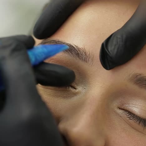 las cejas de maquillaje permanente