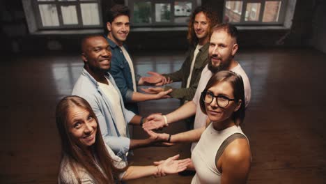 vista en primera persona de seis personas levantando las manos para atraparte mientras caes. practicar la confianza en la terapia de grupo