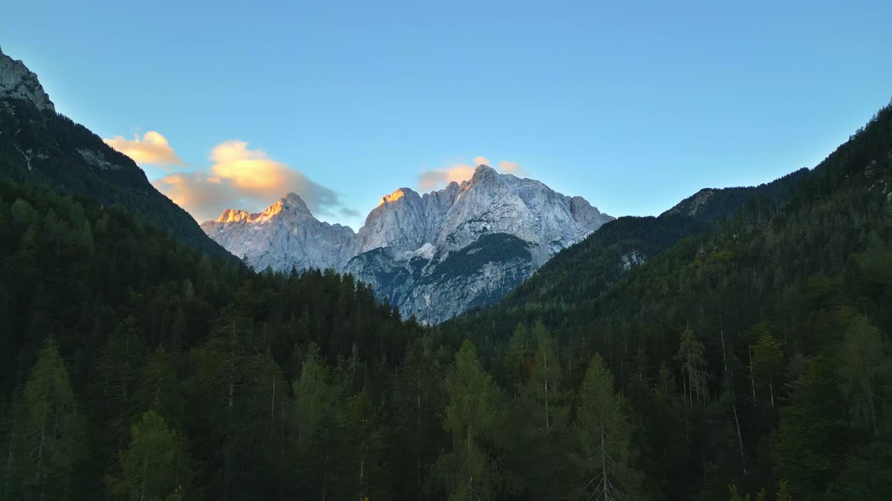 kranjska gora en los alpes de eslovenia, vista aérea desde un avión no tripulado