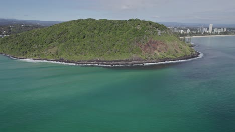 Exuberante-Verde-Burleigh-Hill-En-La-Costa-Del-Mar-De-Coral-En-Verano