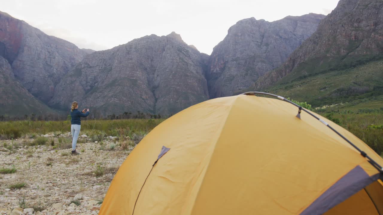 백인 여성 이 자연 에서 사진 을 찍고 있다