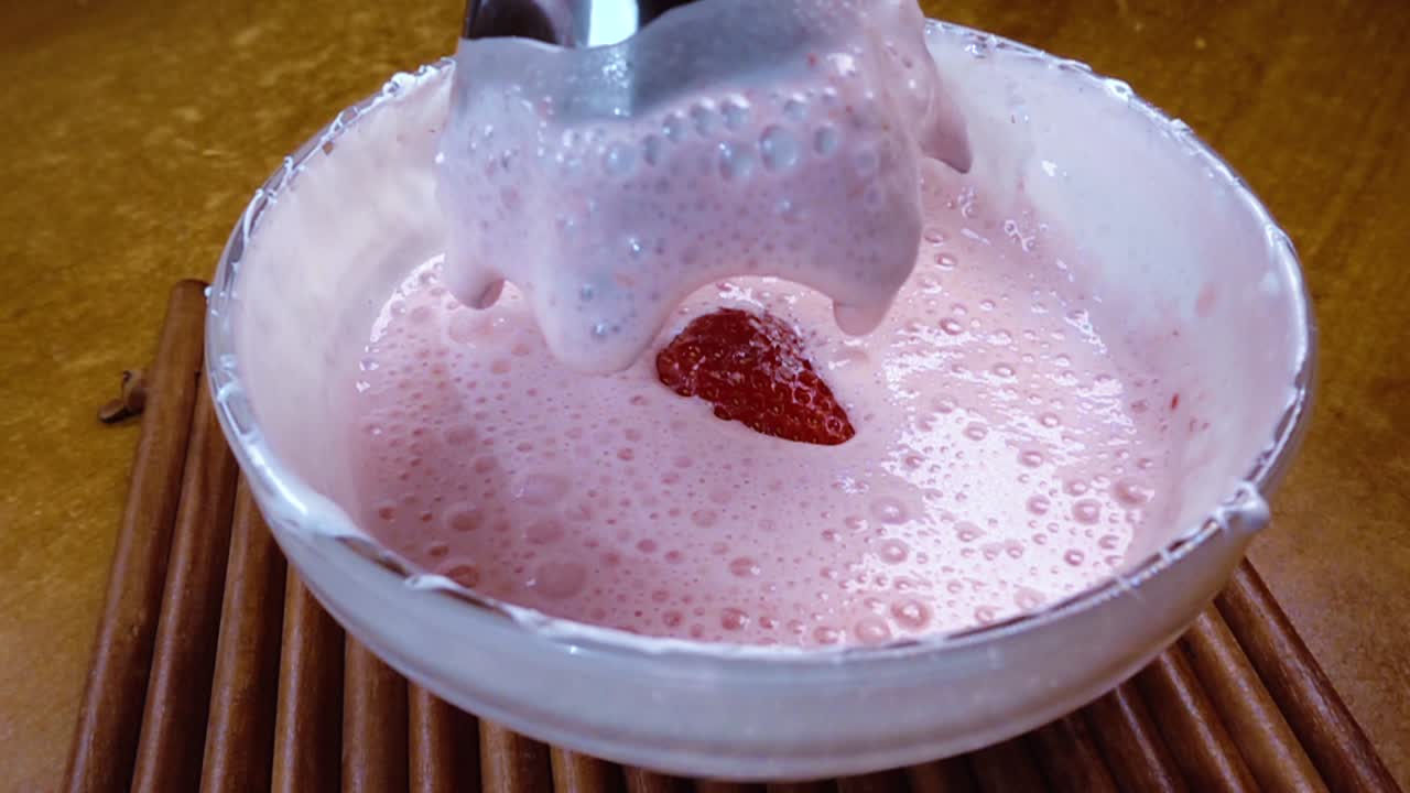 ⁇ 서어를 사용하여 설탕과 딸기와 함께  ⁇ 은 달 ⁇ . 회전 추적  ⁇ 과 함께 느린 움직임.