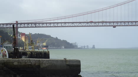 Muelle-De-Pescadores-En-Almada,-Portugal