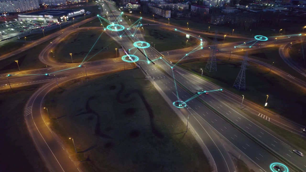 Vista aerea di veicoli autonomi connessi su svincolo autostradale notturno