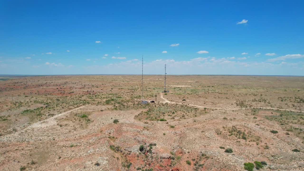 drone vuela sobre el cañón del desierto