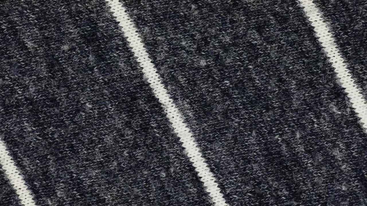 suéter gris de invierno de tejido de punto - primer plano detallado