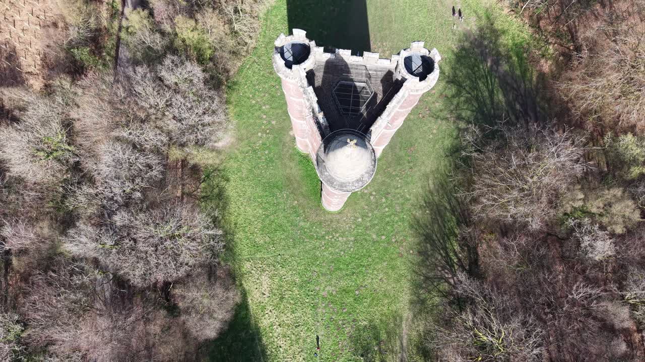 Birleşik Krallık Somerset'teki Alfred Kulesi (gösterişli yapı) kuş bakışı drone hava görüntüsü.