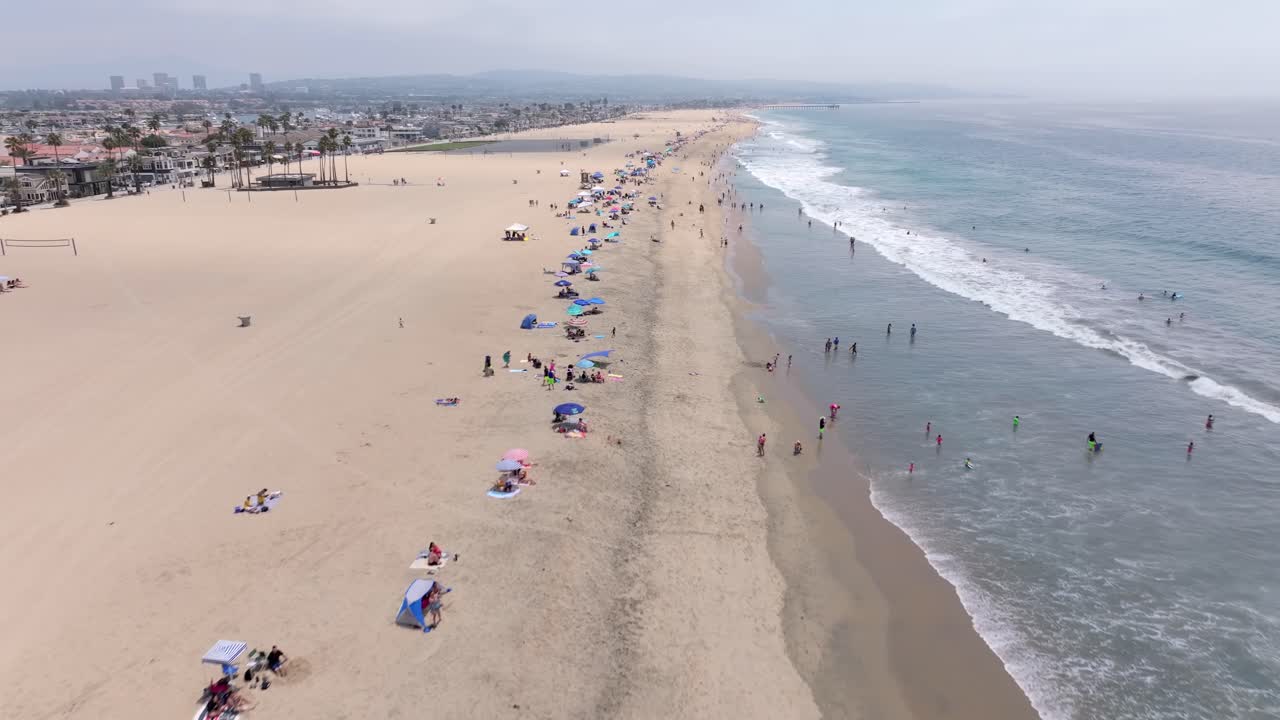 은 날 에 비는 해변 의 공중 풍경