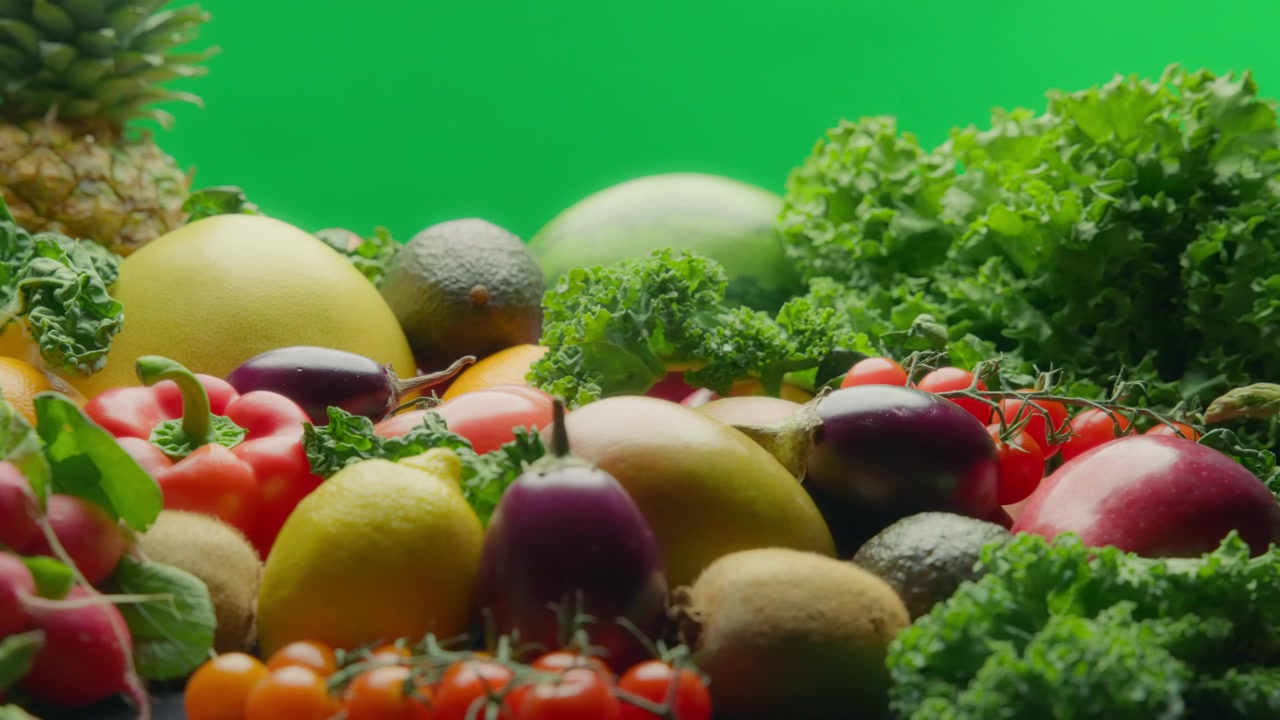 Assortimento di frutta e verdura fresca su sfondo verde