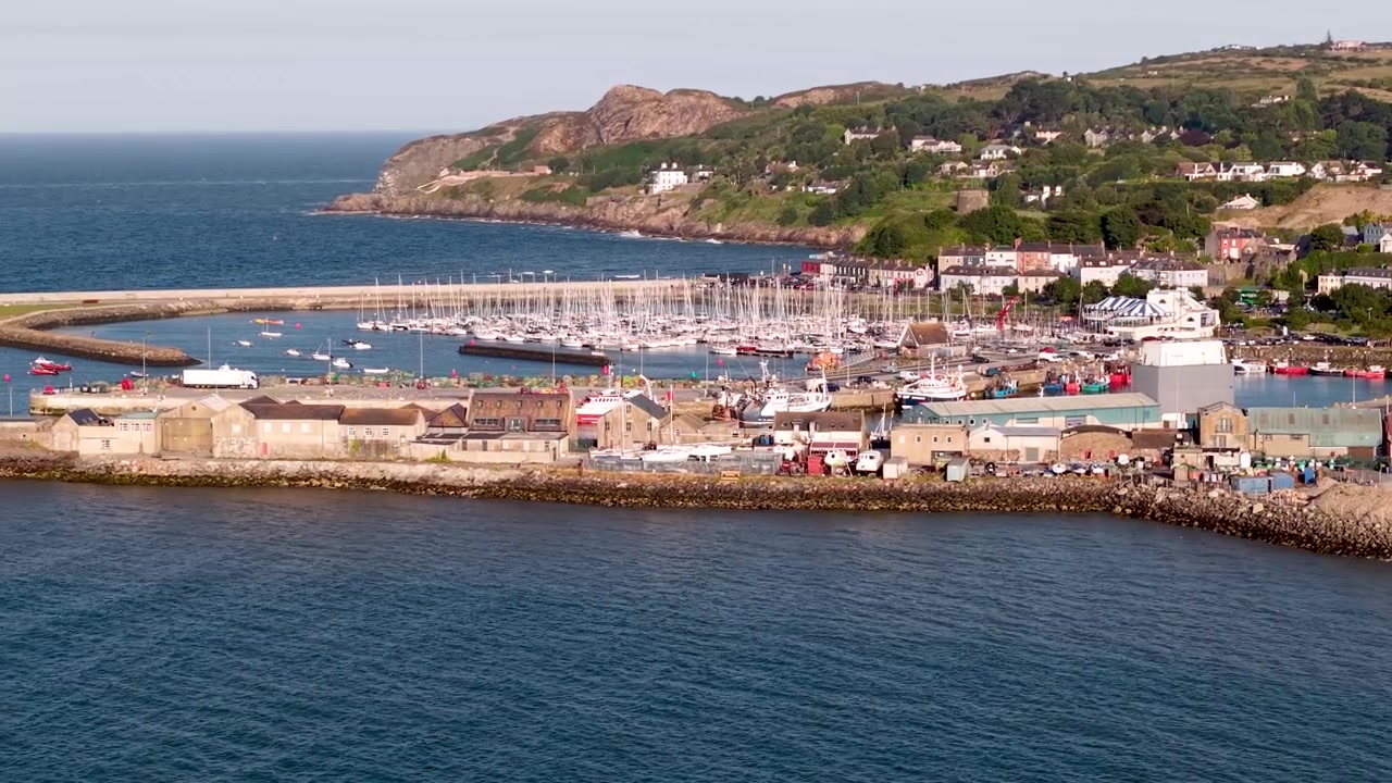 Industriell flygbild över Howth varv och hamnområde vid solnedgången, Irland