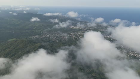 aéreo: disparo de drones sobre la ciudad de puerto plata a través de las nubes