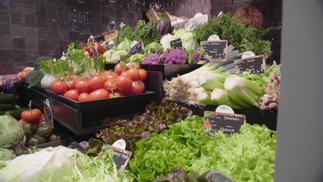 Verduras-Orgánicas-Frescas-Tienda-De-Comestibles-En-El-Mercado-Local-Montpellier-Francia