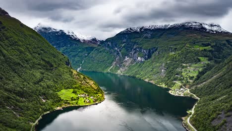 Luftaufnahme-Der-Stadt-Geiranger-Und-Des-Geirangerfjords