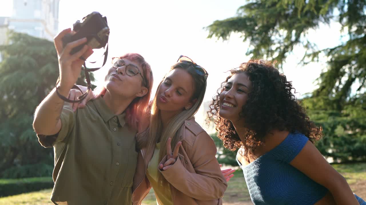 Gruppo di donne che prendono un selfie