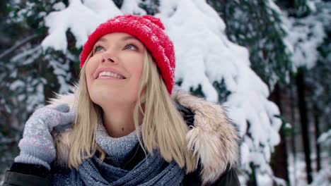 mujer joven disfrutando del paisaje de invierno