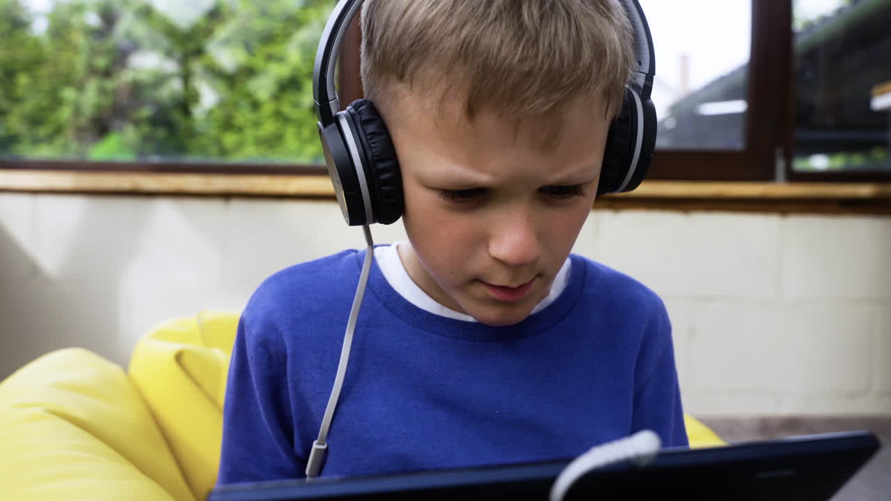 мальчик сидит на колготках.