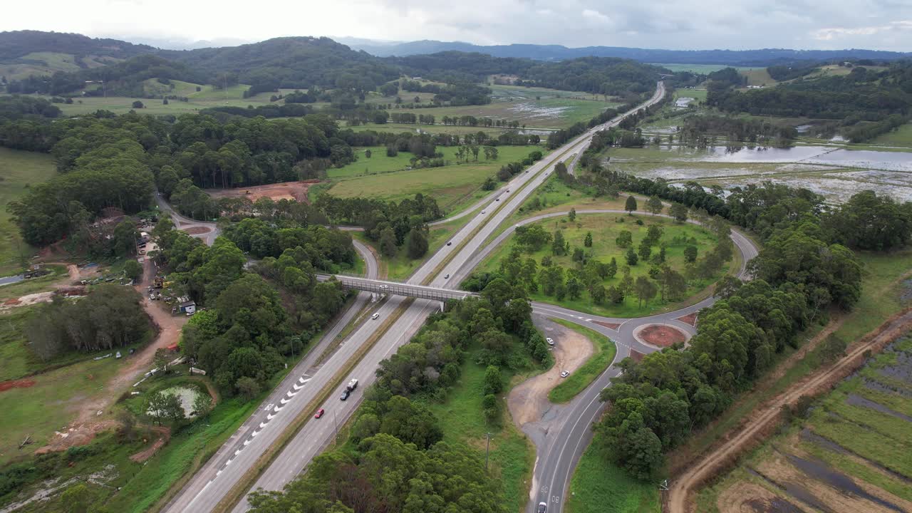 vista aérea de vehículos que conducen en la autopista m1 pacific en tanglewood, nsw, australia