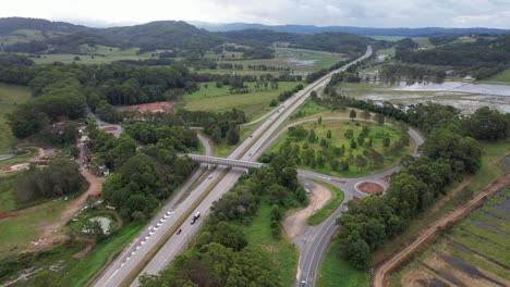 Vista-Aérea-De-Los-Vehículos-Que-Circulan-Por-La-Autopista-M1-Del-Pacífico-En-Tanglewood,-Nueva-Gales-Del-Sur,-Australia