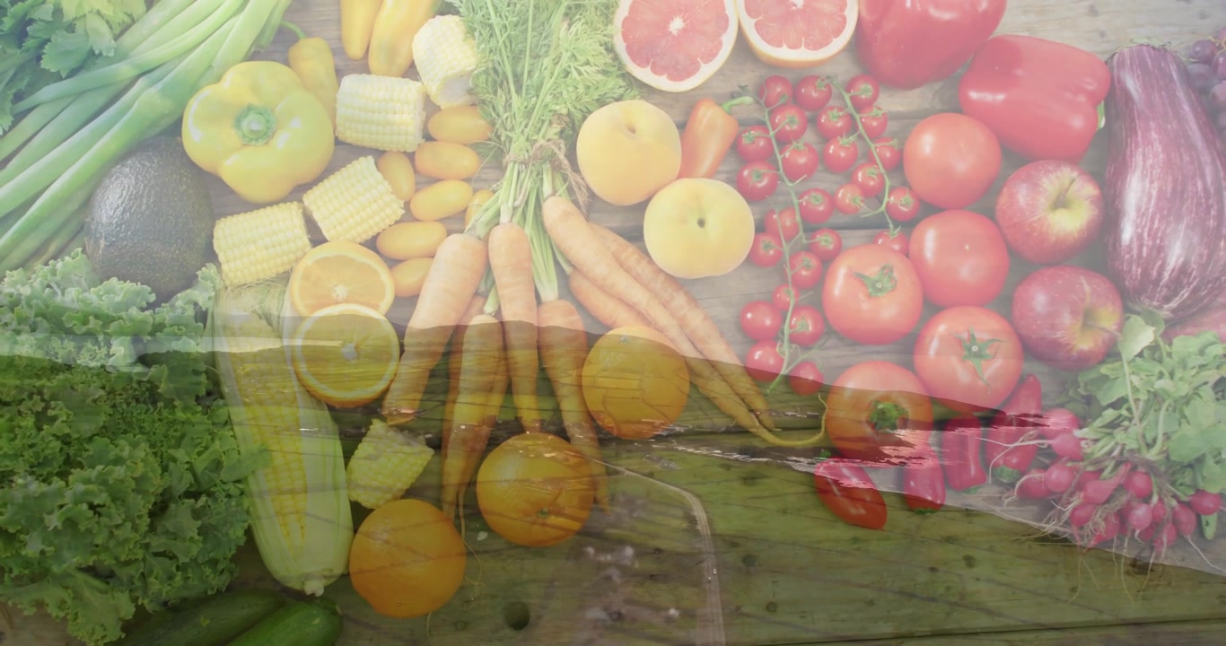 Al via, una disposizione piatta di frutta e verdura fresca, mantenuta ordinata per esporre prodotti colorati.