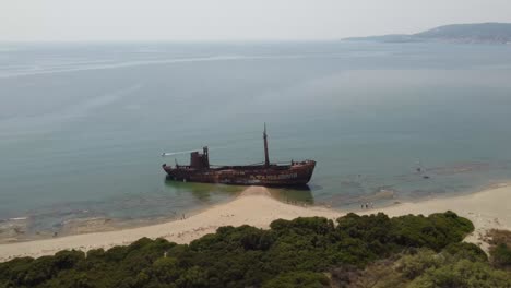 Fernes-Verlassenes-Schiffswrack-An-Der-Küste-Griechenlands