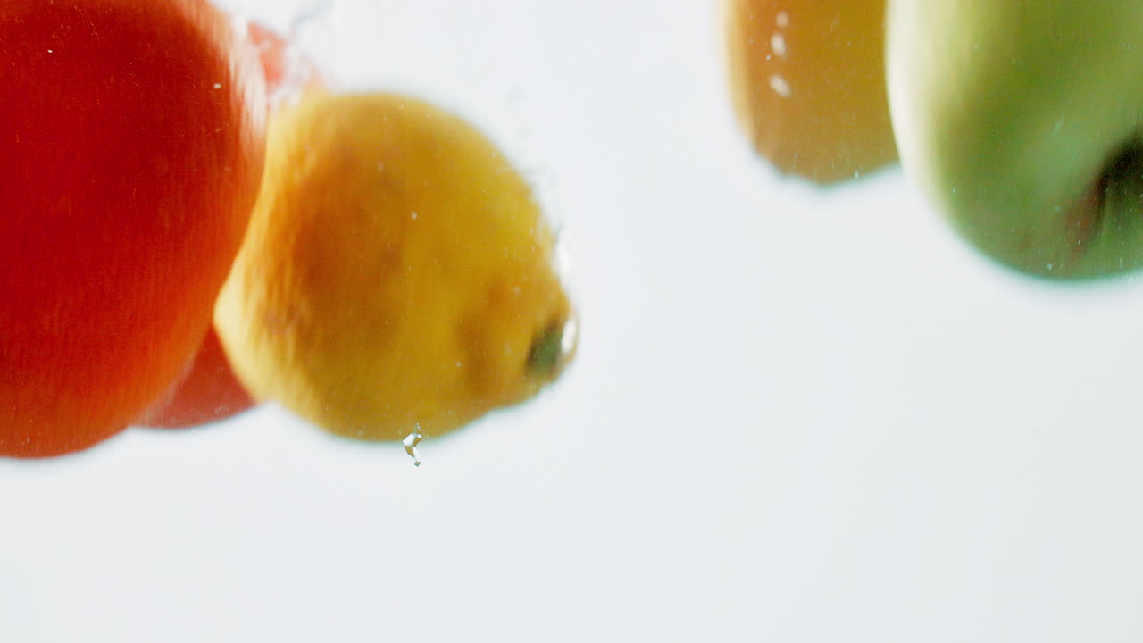 물에 넣은 과일