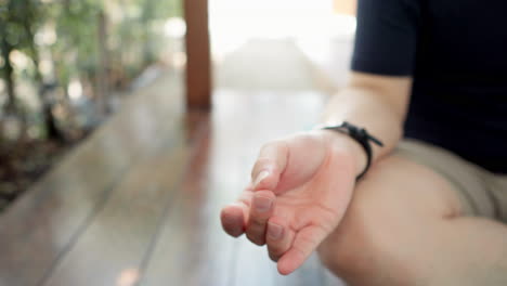 de cerca de la mano del hombre asiático práctica consciente ejercicio de yoga relajante
