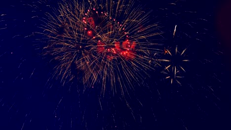 brillos rojos y amarillos de fuegos artificiales.