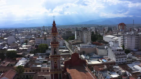 Antenne---Kirche-Plaza-9-De-Julio,-Platz,-Salta,-Argentinien,-Vorwärts