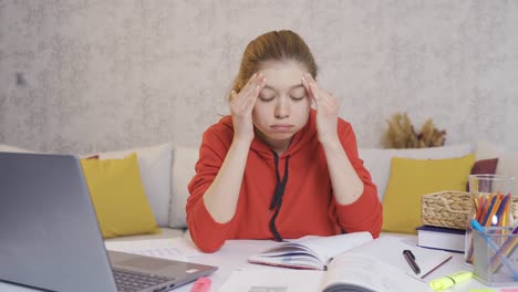 una joven estudiante trabaja con libros y computadora portátil.
